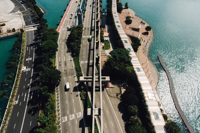 车辆在道路附近的水域
